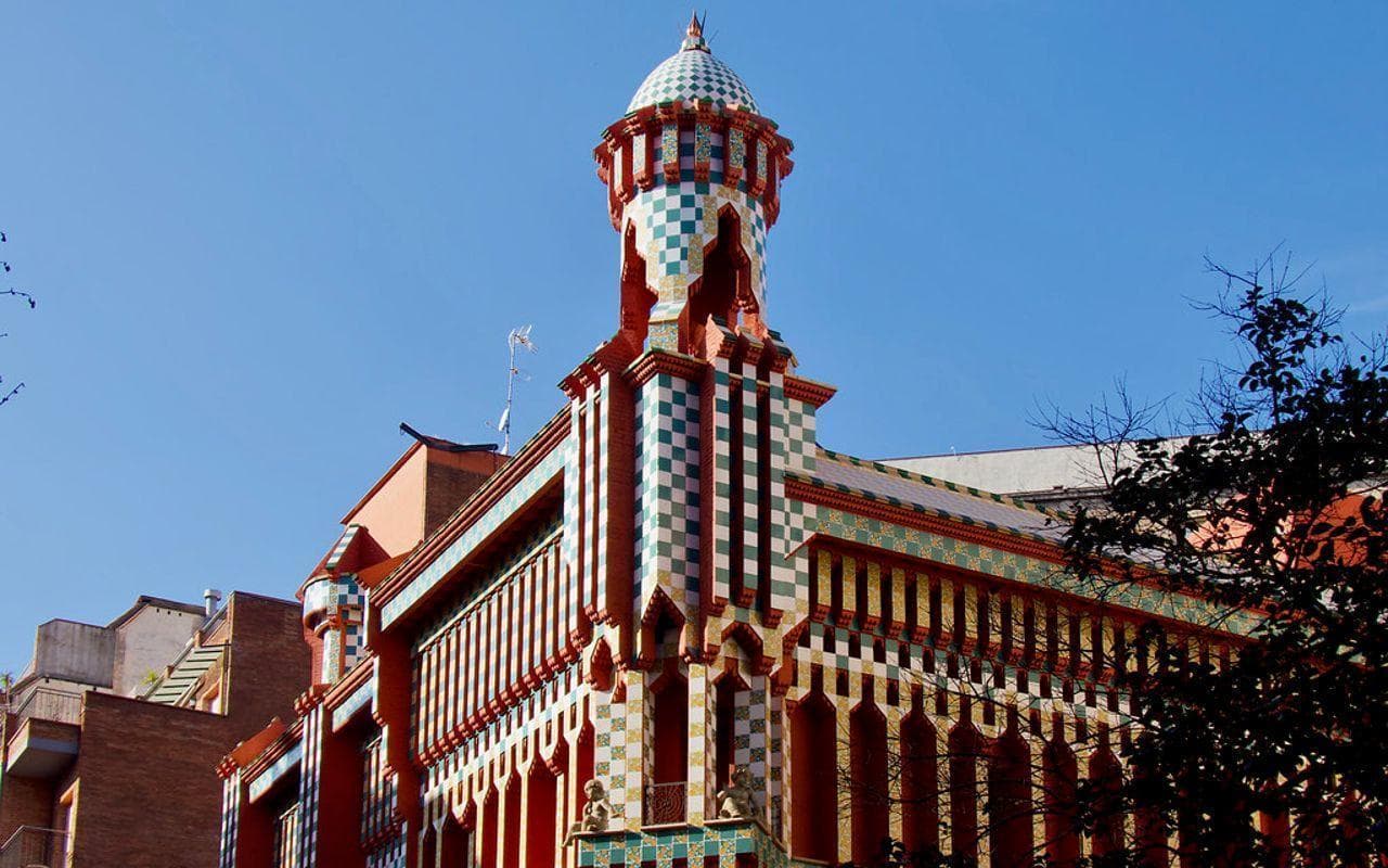 Casa Vicens és la primera casa del gran arquitecte del modernisme Antoni Gaudí.